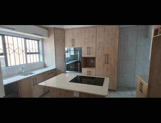 4 BEDROOM DUPLEX TO LET IN MODEL PARK